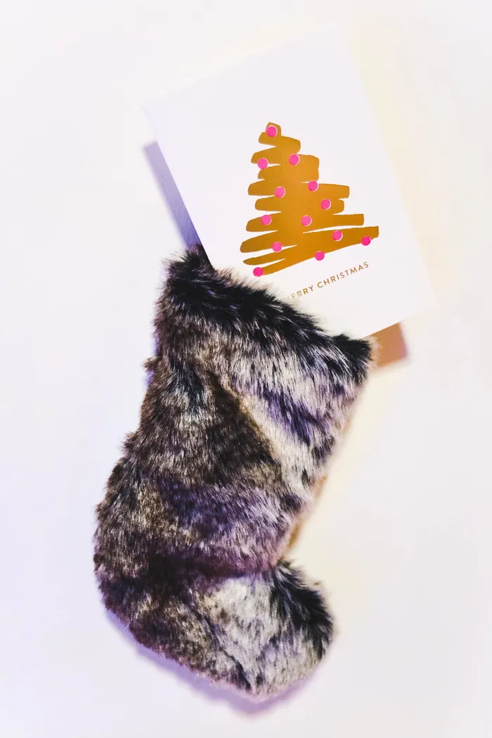 里面有圣诞卡的圣诞袜子。