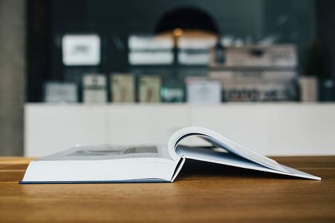 轻敲木桌上的目录