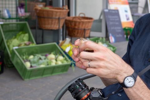 摄影师喝浓缩咖啡