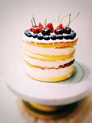 圆形，白色，有涂层，糖霜蛋糕，樱桃，草莓，小红莓，顶部