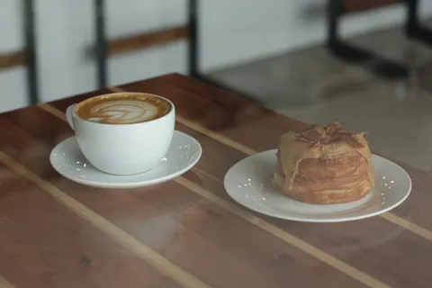 白色陶瓷杯碟浅焦照片