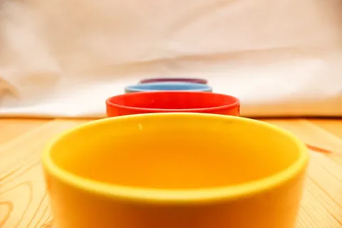 杯子,玻璃,颜色,桌子,木头,木桌,红色,黄色 杯子,玻璃,颜色,桌子,木头,木桌,红色,黄色