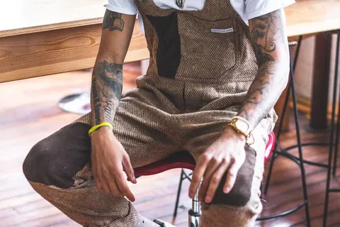身穿棕色工作服的男子 身穿棕色工作服的男子