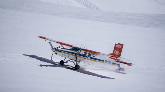 白天白雪上白色、蓝色和红色飞机的照片 白天白雪上白色、蓝色和红色飞机的照片