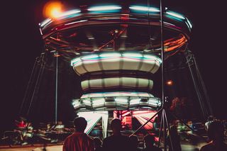 马戏团骑行前人们的剪影照片