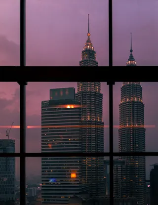 二、塔楼、夜间、建筑、建筑、基础设施、塔楼、摩天大楼