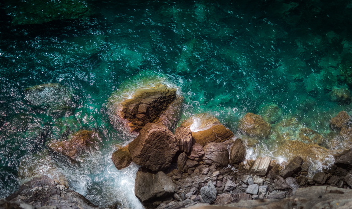 teal水体附近的岩石海岸