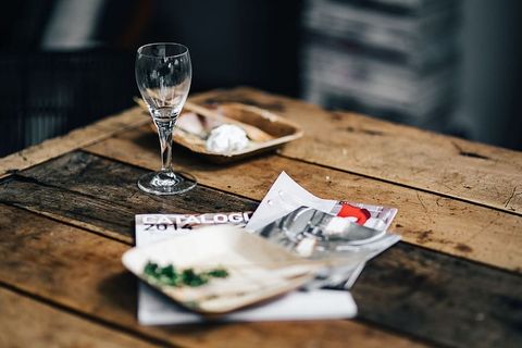 带有餐桌和椅子的现代室内设计