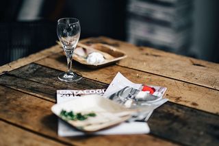 带有餐桌和椅子的现代室内设计