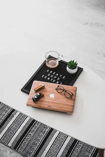 棕色MacBook上的眼镜 棕色MacBook上的眼镜