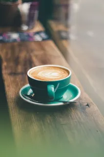 茶碟上的绿色陶瓷杯 茶碟上的绿色陶瓷杯