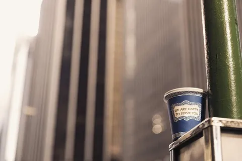 青钢柱旁的蓝白纸杯