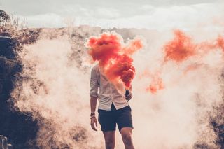 面部被烟雾覆盖时站立的人