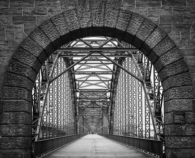 灰度照片，空的，金属桥，建筑，基础设施，结构，桥梁，道路