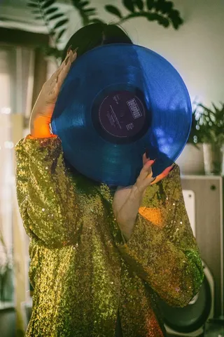 持有蓝色黑胶唱片的女子