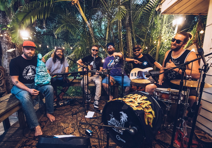 美国，bonita springs，幸运青年雷鬼加州sugarshack sessions florida，group of people，real people，Music instrument，tree，men