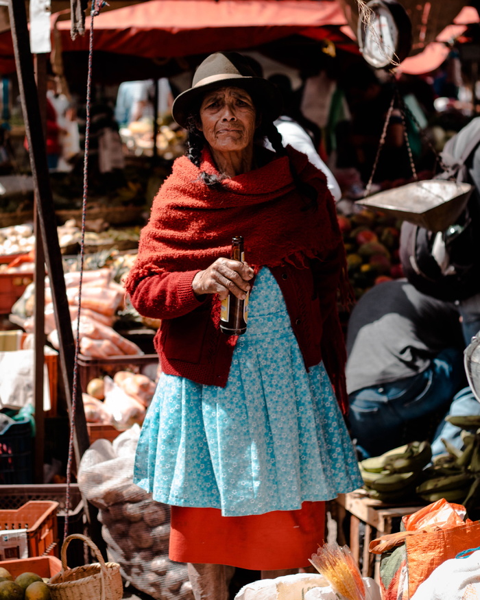 拿着琥珀色玻璃瓶的女人