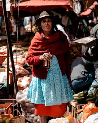 拿着琥珀色玻璃瓶的女人