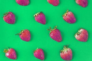 绿色背景上的草莓
