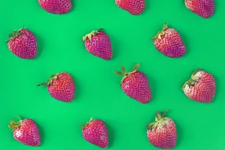 绿色背景上的草莓