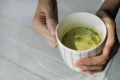 拿着陶瓷杯的人的特写照片 拿着陶瓷杯的人的特写照片