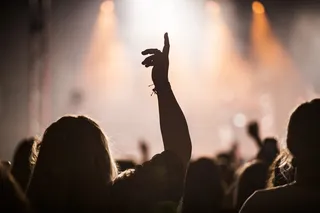 举手的人的剪影