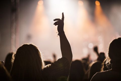 举手的人的剪影 举手的人的剪影