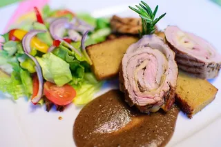 在花园沙拉旁边的肉汁上烤肉