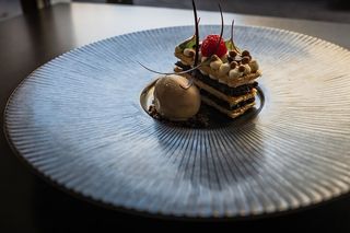 一盘巧克力糕点