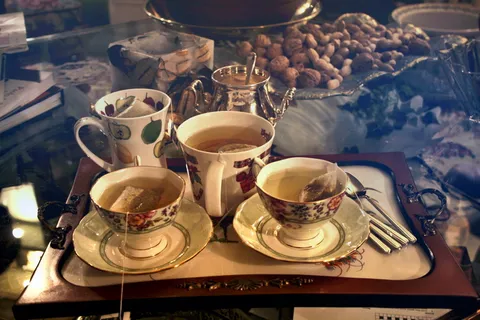 托盘上有三杯茶 托盘上有三杯茶