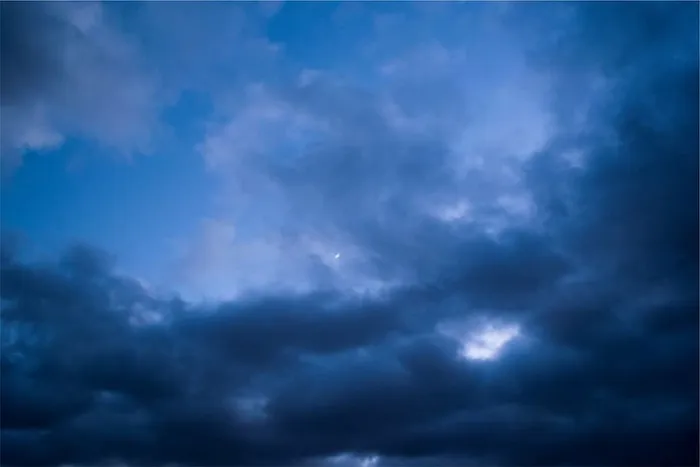 黑色多云的天空，积雨云，云，月亮，夜晚，天空，云，黑暗