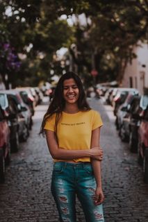 站在车辆之间微笑的女人