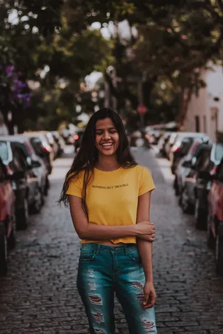 站在车辆之间微笑的女人