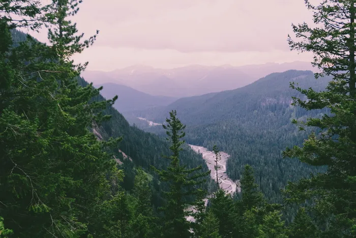 白天多云天空下的山景