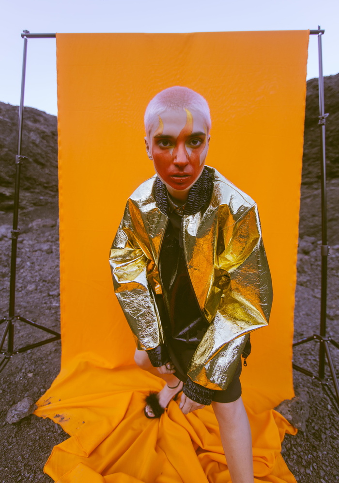 穿着金夹克的人的特写照片