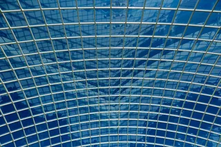 镀铬有线屏幕、灰色金属围栏、建筑、反射、屋顶、纹理、细节、蓝色
