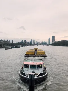 白色和黑色的船在水体上 白色和黑色的船在水体上