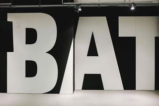 展览上的各种设计师桌椅