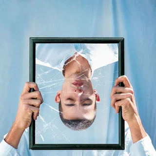 男人闭上眼睛照镜子 男人闭上眼睛照镜子