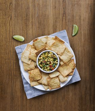 饼干、皮塔饼、玉米、蘸酱、餐巾、碗、零食、开胃菜