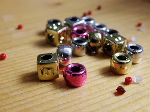 珠子，珠宝，闪亮，组件，桌子，室内，静物，关注前景