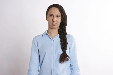蓝色,连衣裙衬衫,站立,白色,涂漆,墙,女人,怀疑 蓝色,连衣裙衬衫,站立,白色,涂漆,墙,女人,怀疑