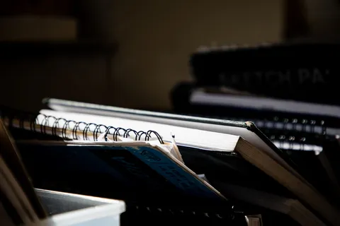 一堆笔记本、休闲活动、乐器、钢琴、文字、书籍、键盘、电子产品