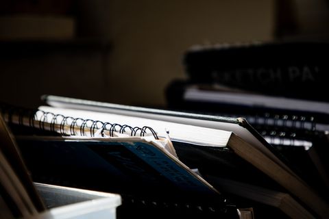 一堆笔记本、休闲活动、乐器、钢琴、文字、书籍、键盘、电子产品 一堆笔记本、休闲活动、乐器、钢琴、文字、书籍、键盘、电子产品