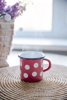 桌子上的红、白、黑陶瓷杯