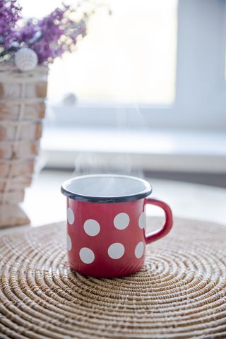 桌子上的红、白、黑陶瓷杯