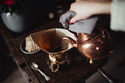 享受一杯精心调制的咖啡，和一只狗玩耍