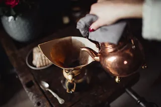 享受一杯精心调制的咖啡，和一只狗玩耍