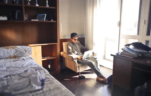 坐在椅子上的男人 坐在椅子上的男人