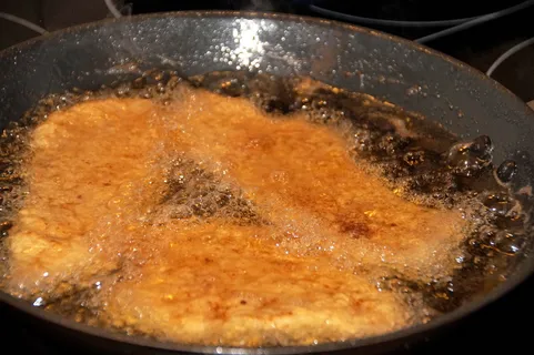 炒锅上的油,猪肉,切片,油炸,油,锅,厨房,烹饪 炒锅上的油,猪肉,切片,油炸,油,锅,厨房,烹饪